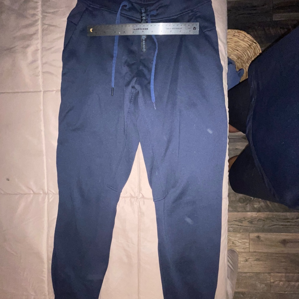 Men’s LULU LEMON Sweatpants.